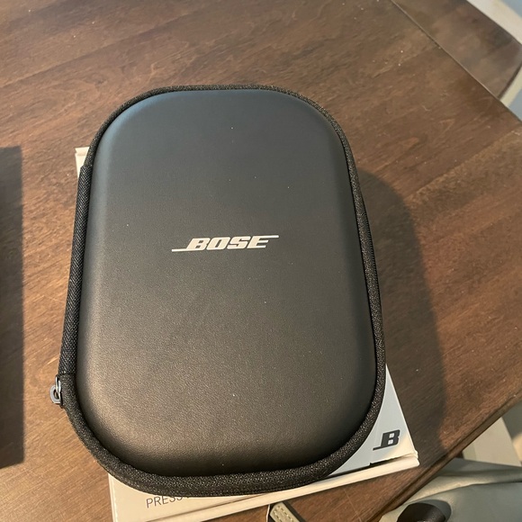 Bose quietcomfort Headphones - Picture 2 of 3